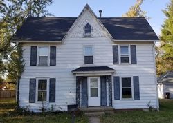 Bank Foreclosures in HENRY, IL