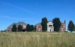 Bank Foreclosures in VERSAILLES, KY